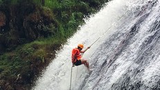 Trò chơi nguy hiểm vượt thác thường được du khách nước ngoài ưa chuộng (Ảnh minh họa)