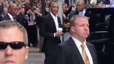 Obama xuất hiện trên đường phố New York, Mỹ hôm 24/2. Ảnh: Business Insider. 