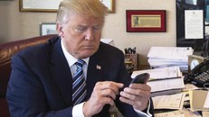 Trump muốn kiểm tra tin nhắn các trợ lý để điều tra rò rỉ. Ảnh: NYT.