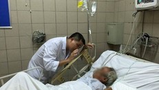 Một trong số những nạn nhân ngộ độc rượu đang điều trị tại Trung tâm Chống độc. 