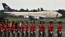 Quốc vương Ả-rập công du Indonesia bằng máy bay dát vàng