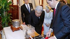 Nhà vua và Hoàng hậu Nhật Bản chiêm ngưỡng món quà tặng ngày 1/3. Ảnh: Hữu Sáng