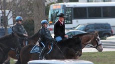 Bộ trưởng Nội vụ Mỹ Ryan Zinke (thứ nhất từ phải sang) cưỡi ngựa đi làm trong ngày đầu tiên. Ảnh: Twitter. "Thật vinh dự khi được sát cánh cùng những sĩ quan dũng cảm của lực lượng cảnh sát bảo vệ, những người chuyên nghiệp, hiến dâng cuộc sống để phục vụ