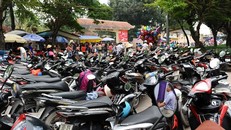 Trong số hơn 900 điểm lấn chiếm vỉa hè để trông giữ xe ở Hà Nội, có hơn 600 điểm có phép, 244 nơi không phép . 