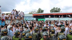 Học viên Trung tâm cai nghiện tràn ra sân gây náo động ngày 7/11/2016. 