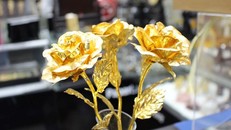 Để làm thành một bông hoa mạ vàng thật, đơn vị chế tác phải nhập nguyên liệu từ nhiều nơi. Ảnh: Hiếu Công. 