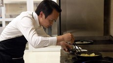 Chủ tịch FLC Trịnh Văn Quyết tự tay vào bếp nấu ăn cho chị em dịp này. Ảnh: FB Trinh Văn Quyet.