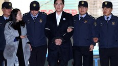 Ông Lee Jae Yong bị giải đến văn phòng công tố viên ở Seoul hôm 25/2. Ảnh: Getty.