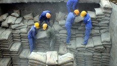 Thủ tướng Nguyễn Xuân Phúc yêu cầu Bộ Xây dựng kiểm tra, làm rõ thông tin Tổng công ty Xi măng Việt Nam (Vicem) sai phạm, thua lỗ hàng nghìn tỷ đồng trước ngày 30/3 tới. Ảnh: Diễn Đàn Doanh Nghiệp. 