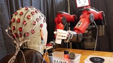 MIT tạo ra robot Baxter có thể được kiểm soát bằng não người. Ảnh: MITCSAIL.