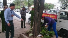 Tổ công tác thuộc phường Dịch Vọng Hậu, Cầu Giấy nhắc nhở, yêu cầu các hộ dân kinh doanh buôn bán trên vỉa hè thu dọn rác thải. 