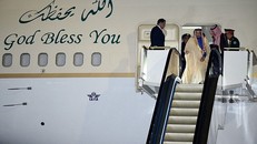 Quốc vương Saudi Arabia xuống máy bay tại sân bay Haneda, Tokyo, ngày 12/3. Ảnh: Getty.