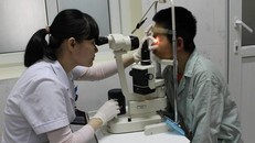 Bác sĩ kiểm tra mắt cho một bệnh nhân.