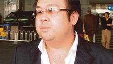 Kim Jong Nam, anh trai cùng cha khác mẹ của lãnh đạo Triều Tiên Kim Jong Un, đeo dây chuyền vàng và dây chuyền có mặt hình Phật tại sân bay quốc tế Bắc Kinh năm 2004. Ảnh: Huffington Post. 