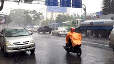 Mưa lớn kéo dài gần 1 giờ đồng hộ ở quận 1. 