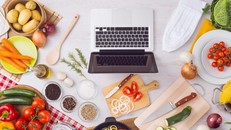 Nấu ăn giúp bạn kiểm soát thành phần thực phẩm đưa vào cơ thể. Ảnh: Don't Pay Full.