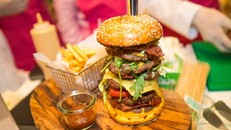 Chiếc bánh burger được coi là đắt đỏ nhất thế giới. Ảnh: FoCP