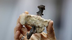 Bản sao của xương gót chân bị đinh đóng xuyên qua từ thế kỷ I sau Công nguyên, là bằng chứng duy nhất được tìm thấy về hình phạt đóng đinh thời Chúa Jesus. Ảnh: Reuters.