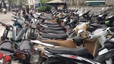 Hà Nội đang ra quân dẹp vi phạm vỉa hè nhưng phố Yết Kiêu, xe máy vẫn tràn ngập.