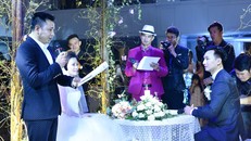 Nghệ sĩ Xuân Bắc diện suit hồng nổi bật ở đám cưới. 