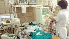 Bệnh nhân ngộ độc rượu do methanol cấp cứu tại Trung tâm Chống độc, Bệnh viện Bạch Mai. Ảnh: Thanh Hải. 