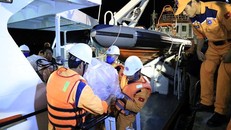 Thi thể Đại phó tàu Lương Văn Quỳnh được lực lượng chức năng đưa vào bờ. 