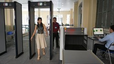 Sáng 31/1, hệ thống kiểm tra an ninh ở trụ sở UBND TP bắt đầu thử nghiệm. 