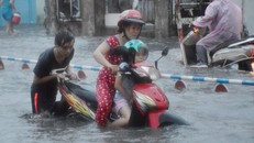 Nhiều người ướt sũng khi qua đoạn đường ngập.