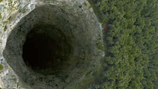 Nếu đào xuyên qua Trái Đất, chúng ta sẽ có một lỗ dài 12.742 km. Hình minh họa: Wordpress.