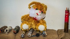 Thiết bị nổ đặt cạnh một con gấu bông. Ảnh: Sun.