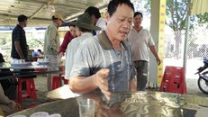 Người nhà đau buồn kể lại vụ việc.