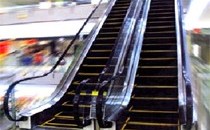 Thang cuốn sân bay Tân Sơn Nhất kẹp đứt tay bé trai