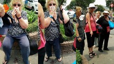 hình ảnh nữ du khách nước ngoài trong lúc đi bộ trên vỉa hè bị vướng vào móc sắt