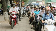 Đi xe máy trên vỉa hè, người điều khiển xe máy có thể bị phạt từ 300.000 đồng- 400.000 đồng.