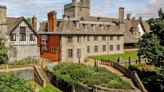 ĐH Trung Quốc vung hàng triệu USD mua lâu đài Anh
