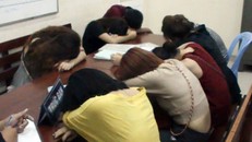 Các cô gái tại cơ quan điều tra. 