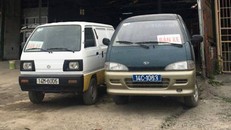 Chiếc xe gắn biển xanh được rao bán công khai bên quốc lộ.