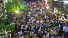 Nhiều bạn trẻ vô tư hút shisha trong một quán bia ở Sài Gòn mà không lường trước các tác hại nguy hiểm. 