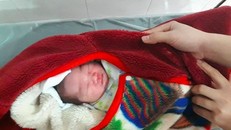 Bé gái sơ sinh còn nguyên dây rốn bị bỏ rơi bên vệ đường