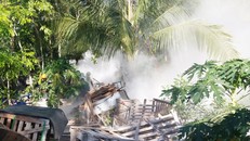 Cảnh sát chữa cháy phun hóa chất dập tắt bom xăng. 