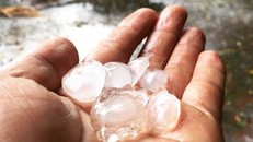 Mưa đá rơi ở Sơn Tây, Hà Nội. 