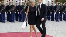 Ông Emmanuel Macron và vợ, bà Brigitte Trogneux, tới tham dự một sự kiện tại Điện Elysee hồi năm 2015. Ảnh: Reuters