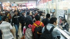 Xe khách TPHCM 'phụ thu' 30-40% giá vé dịp lễ 30/4