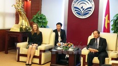 Bộ trưởng Trương Minh Tuấn (phải) và đại diện cấp cao của Facebook trong buổi làm việc. 