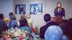 Bà Melania phát biểu tại tiệc trưa cùng phu nhân của các thượng nghị sĩ Mỹ hôm 26/4. Ảnh: Twitter