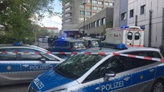 Cảnh sát Berlin phong tỏa hiện trường vụ nổ súng. Ảnh: Express