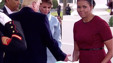 Ánh mắt gây nhiều đồn đoán của bà Michelle trong ngày Trump nhậm chức.