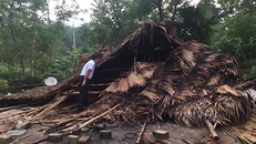 Một nhà dân tại xã Tiền Phong (huyện Quế Phong) bị lốc làm sập trong chiều 3/5. 