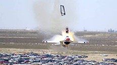 Phi công thoát hiểm ngay trước khi chiếc F-16 đâm xuống đất. Ảnh: Reddit.
