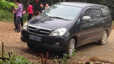 Chiếc xe công của UBND huyện Thạch Thành đỗ trong khuôn viên đền Nưa - Am Tiên hôm 13/4.